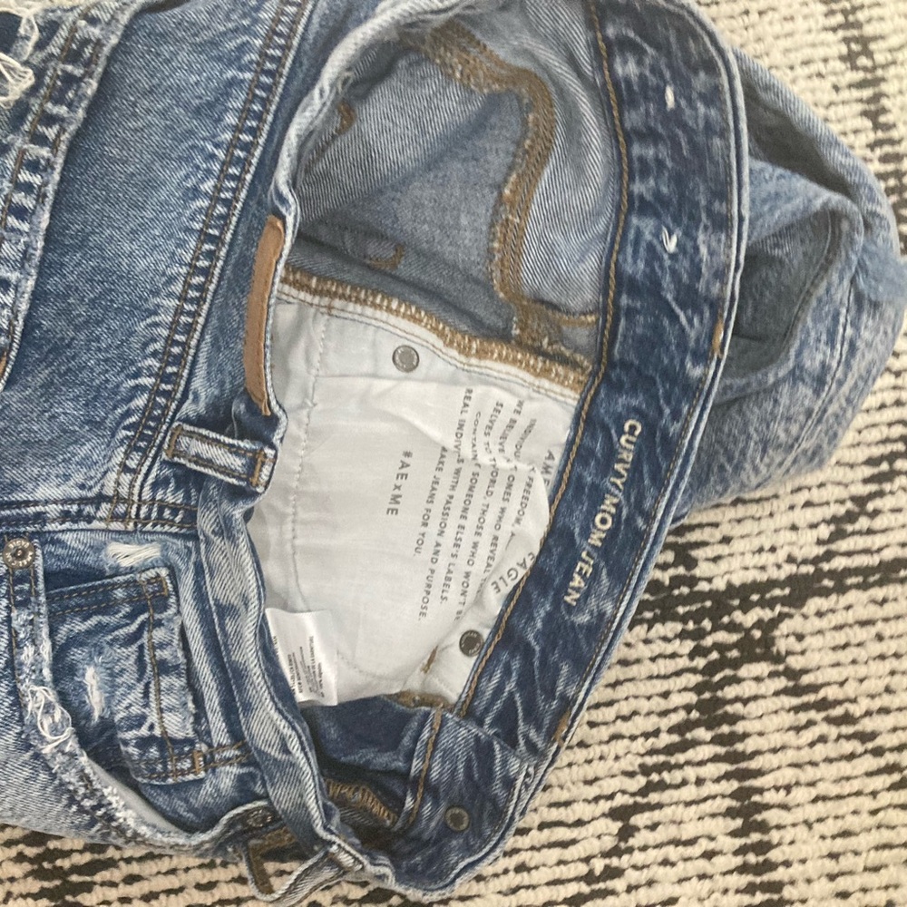 AMERICAN EAGLE curvy mom jean size 2 **rip noted** - Picture 3 of 5